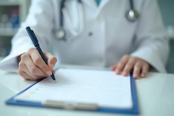 Especialista rellenando un formulario